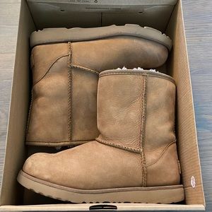 UGGS girl like new size 3 classic short